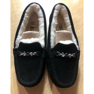 アグ(UGG)の新品未使用品　UGG ビジュー付モカシン　US7 24cm(スリッポン/モカシン)