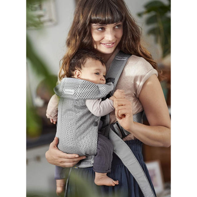 BABYBJORN(ベビービョルン)のベビーキャリアミニ　メッシュ キッズ/ベビー/マタニティの外出/移動用品(抱っこひも/おんぶひも)の商品写真