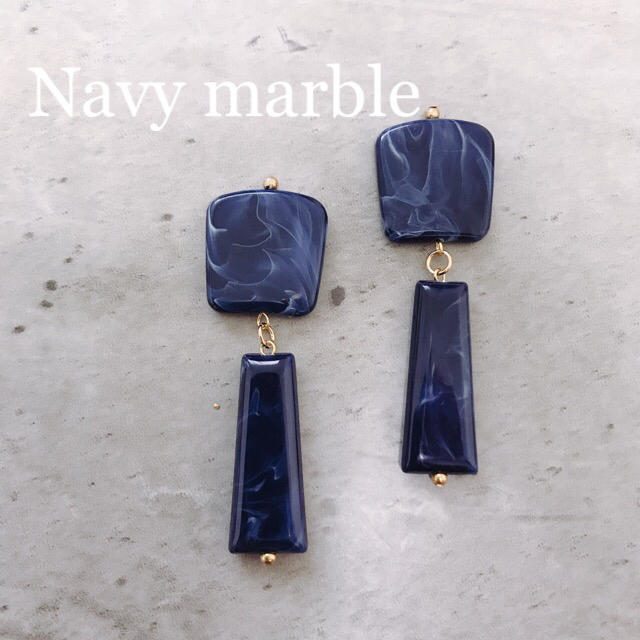 【再販】navy marble pierce ハンドメイドのアクセサリー(ピアス)の商品写真