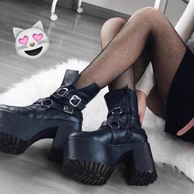 UNIF(ユニフ)のDOLLSKILL CurrentMood 厚底ブーツ レディースの靴/シューズ(ブーツ)の商品写真