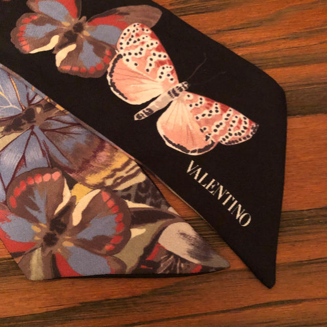 valentino garavani(ヴァレンティノガラヴァーニ)のヴァレンティノ  ❤️ツイリー  レディースのファッション小物(バンダナ/スカーフ)の商品写真