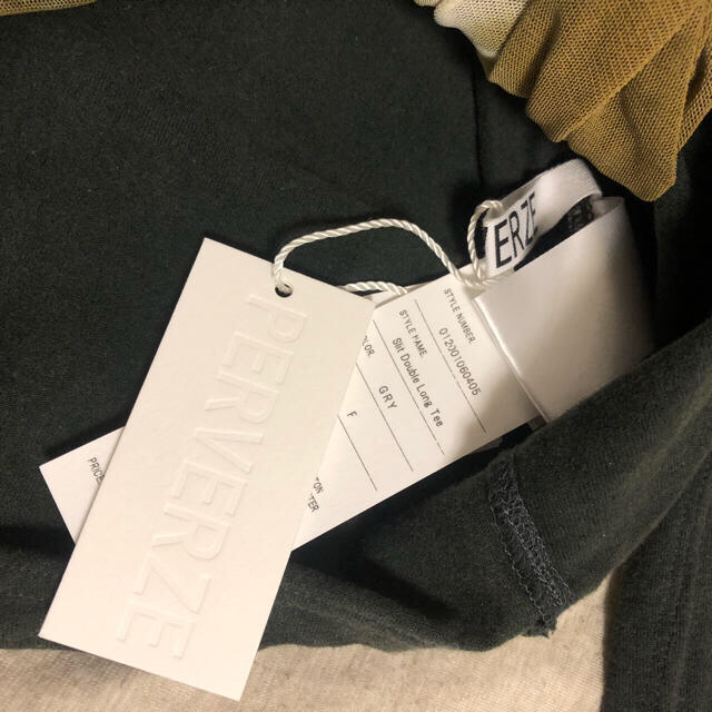 TOGA(トーガ)のPERVERZE  パーバーズ　ロンT  タグ付き レディースのトップス(Tシャツ(長袖/七分))の商品写真