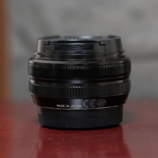 富士フイルム(フジフイルム)のFUJIFILM XF18mmF2 R スマホ/家電/カメラのカメラ(レンズ(単焦点))の商品写真