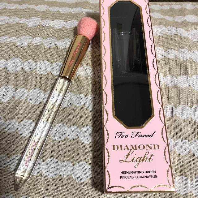 Too Faced(トゥフェイス)のtoofaced トゥーフェイスド　ダイヤモンドライトハイライターブラシ コスメ/美容のメイク道具/ケアグッズ(チーク/フェイスブラシ)の商品写真