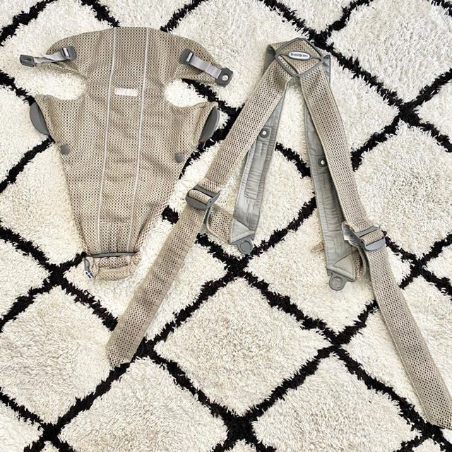 BABYBJORN(ベビービョルン)のベビービョルン　ベビーキャリアmini グレージュ　抱っこ紐 キッズ/ベビー/マタニティの外出/移動用品(抱っこひも/おんぶひも)の商品写真