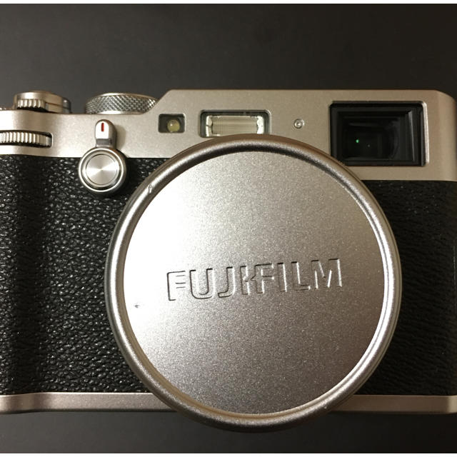 富士フイルム(フジフイルム)のfujifilm x100f silver スマホ/家電/カメラのカメラ(コンパクトデジタルカメラ)の商品写真