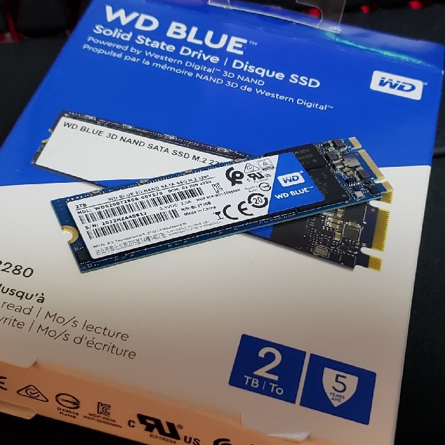 SanDisk(サンディスク)の新品 WD Blue M.2 SSD 2TB アダプターつき スマホ/家電/カメラのPC/タブレット(PCパーツ)の商品写真