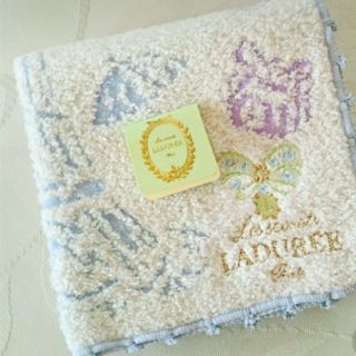 ラデュレ(LADUREE)の平日セール！☆ギフト袋入りラデュレエッフェル塔柄タオルハンカチ新品(ハンカチ)