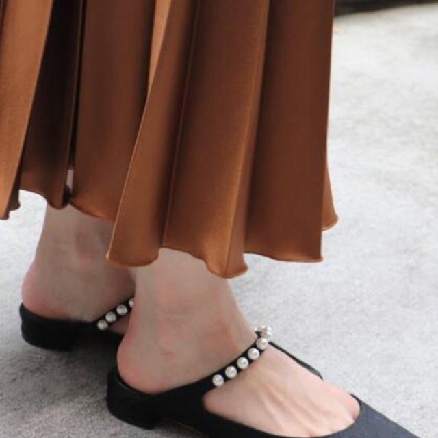 TSURU by Mariko Oikawa(ツルバイマリコオイカワ)のツルバイマリコオイカワ　パールミュール　35サイズ　ブラック レディースの靴/シューズ(ミュール)の商品写真