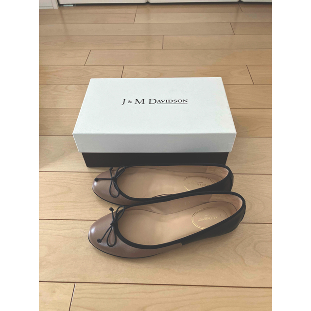 DEUXIEME CLASSE(ドゥーズィエムクラス)の美品♢【J&M DAVIDSON】ベージュx黒 バイカラーフラットシューズ 36 レディースの靴/シューズ(バレエシューズ)の商品写真