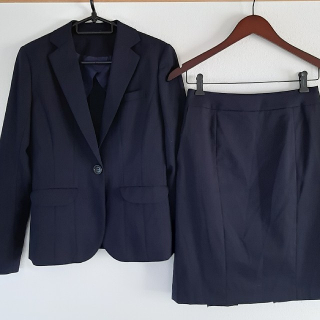 THE SUIT COMPANY(スーツカンパニー)のネイビーのスカートスーツ レディースのフォーマル/ドレス(スーツ)の商品写真