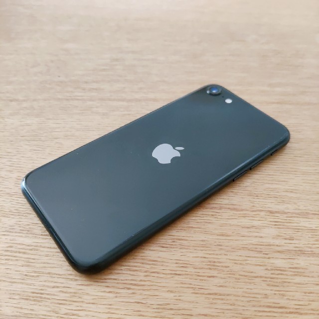 Apple(アップル)のiPhone SE 第2世代  黒 （ブラック） スマホ/家電/カメラのスマートフォン/携帯電話(スマートフォン本体)の商品写真