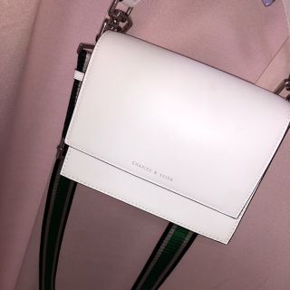 チャールズアンドキース(Charles and Keith)のストライプトップハンドル クロスボディバッグ(ショルダーバッグ)