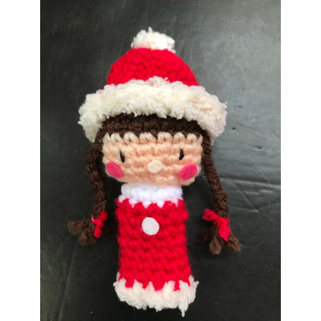 サンタガール指人形　クリスマス編みぐるみ指人形　赤帽子付き　ハンドメイド ハンドメイドのぬいぐるみ/人形(あみぐるみ)の商品写真