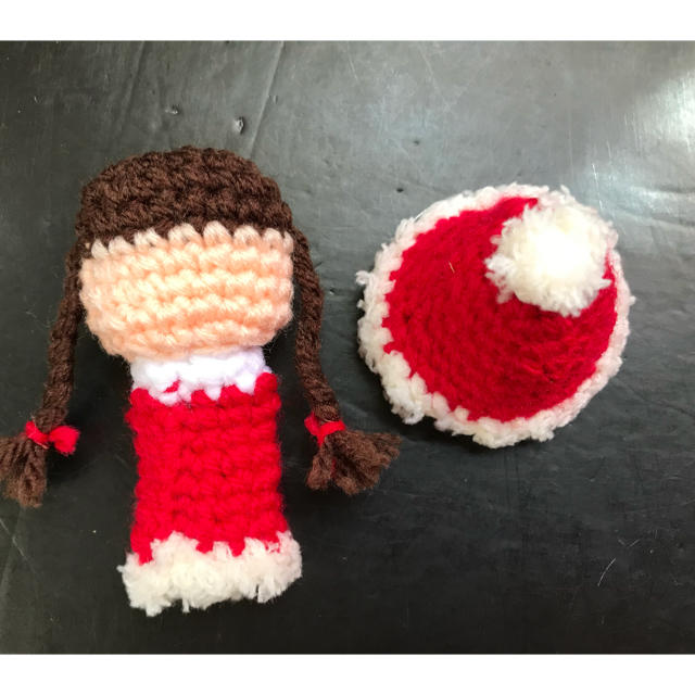 サンタガール指人形　クリスマス編みぐるみ指人形　赤帽子付き　ハンドメイド ハンドメイドのぬいぐるみ/人形(あみぐるみ)の商品写真