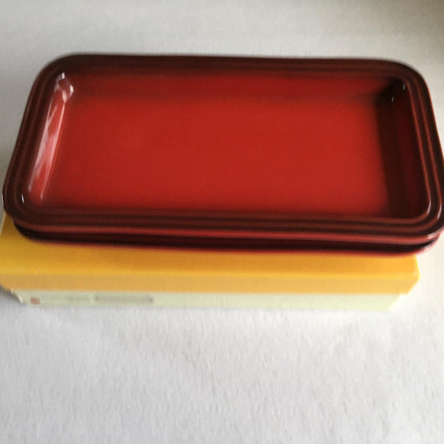 LE CREUSET(ルクルーゼ)のrectangular plate セット二枚　赤 インテリア/住まい/日用品のキッチン/食器(食器)の商品写真