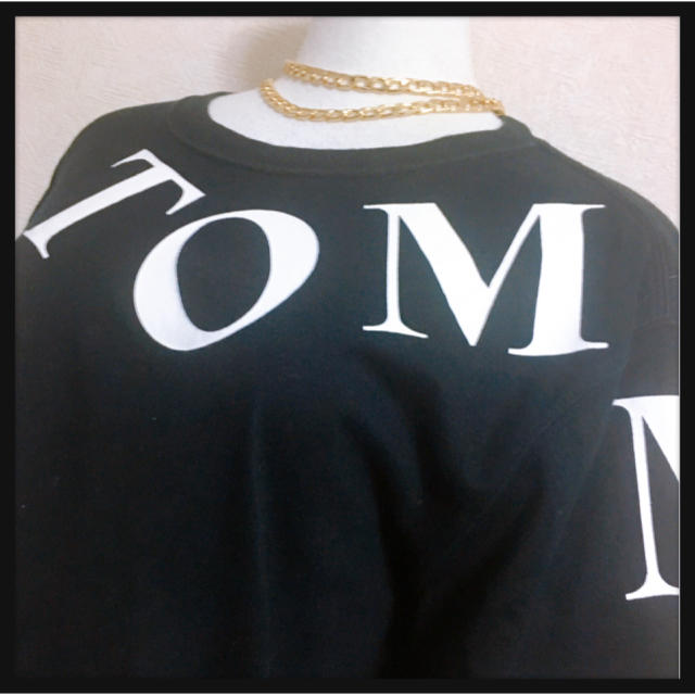 TOMMY(トミー)の[TOMMY]Tシャツ メンズ 黒 半袖 背中英字ロゴ モノトーン メンズのトップス(Tシャツ/カットソー(半袖/袖なし))の商品写真