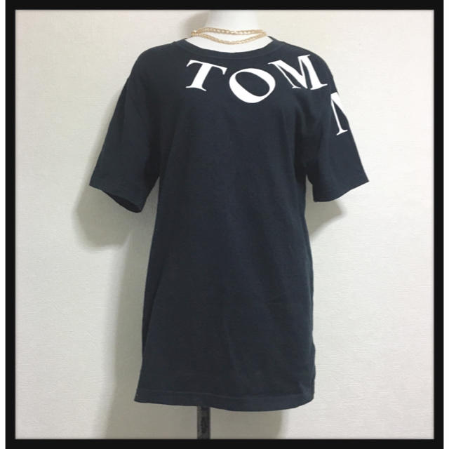 TOMMY(トミー)の[TOMMY]Tシャツ メンズ 黒 半袖 背中英字ロゴ モノトーン メンズのトップス(Tシャツ/カットソー(半袖/袖なし))の商品写真