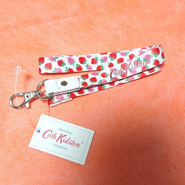 Cath Kidston キャス・キッドソン 苺柄 ネックストラップの通販 by ゆにころ's shop｜キャスキッドソンならラクマ