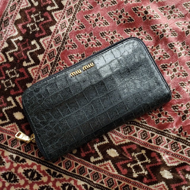 miumiu(ミュウミュウ)のmiumiu　クロコ型押し　長財布　ラウンドファスナー レディースのファッション小物(財布)の商品写真