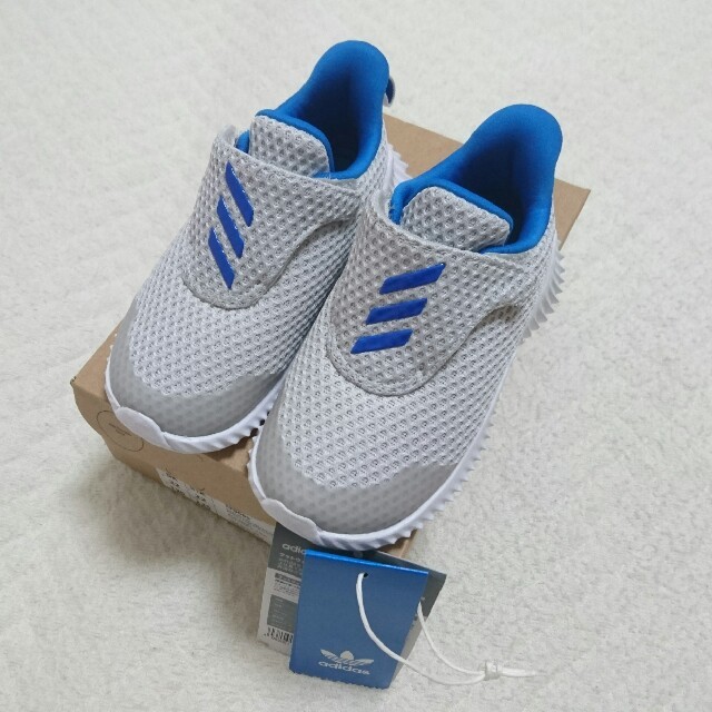 adidas(アディダス)の未使用 タグつき アディダス スニーカー 13cm  キッズ/ベビー/マタニティのベビー靴/シューズ(~14cm)(スニーカー)の商品写真