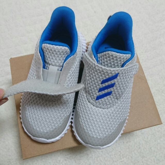 adidas(アディダス)の未使用 タグつき アディダス スニーカー 13cm  キッズ/ベビー/マタニティのベビー靴/シューズ(~14cm)(スニーカー)の商品写真