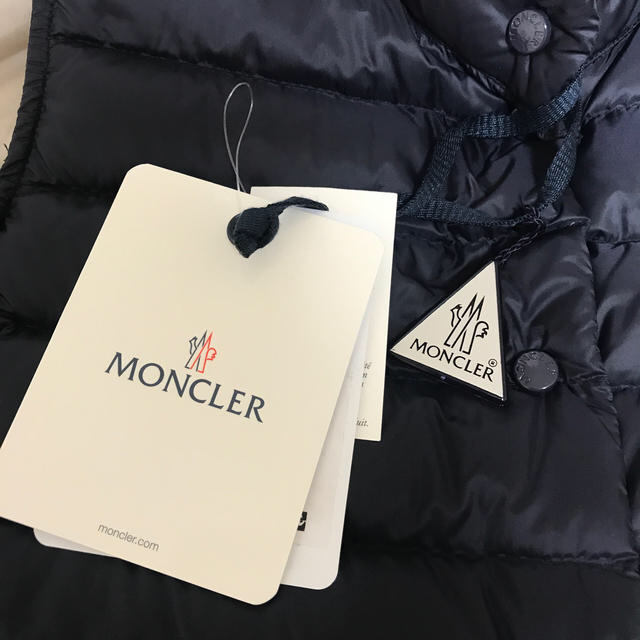 MONCLER(モンクレール)の最終値下げ! 新品未使用モンクレールLIANEダウンベスト　サイズ0 ネイビー レディースのジャケット/アウター(ダウンベスト)の商品写真