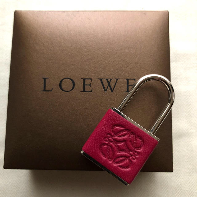 LOEWE(ロエベ)のロエベ   南京錠　キーホルダー レディースのファッション小物(キーホルダー)の商品写真