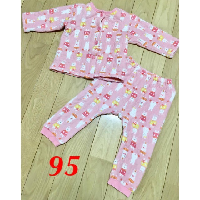 UNIQLO(ユニクロ)のパジャマ　95 キッズ/ベビー/マタニティのキッズ服女の子用(90cm~)(パジャマ)の商品写真