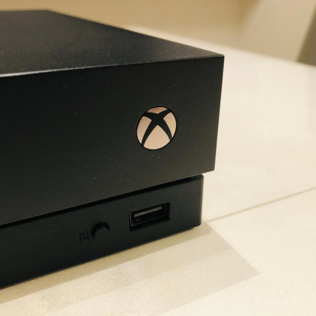 Microsoft(マイクロソフト)のMicrosoft Xbox One X 本体 エンタメ/ホビーのゲームソフト/ゲーム機本体(家庭用ゲーム機本体)の商品写真