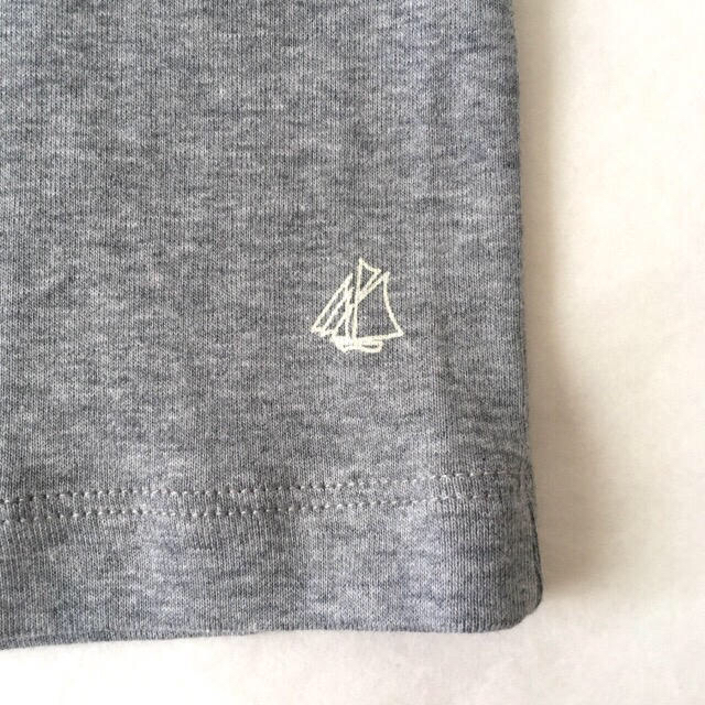 PETIT BATEAU(プチバトー)の新品  プチバトー  タートル ネック 8ans  長袖 Tシャツ キッズ/ベビー/マタニティのキッズ服男の子用(90cm~)(Tシャツ/カットソー)の商品写真