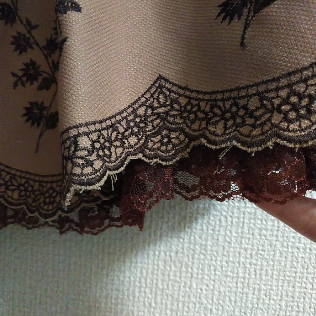 L'EST ROSE(レストローズ)のレストローズ　ブラウン系膝丈スカート　刺繍入り レディースのスカート(ひざ丈スカート)の商品写真