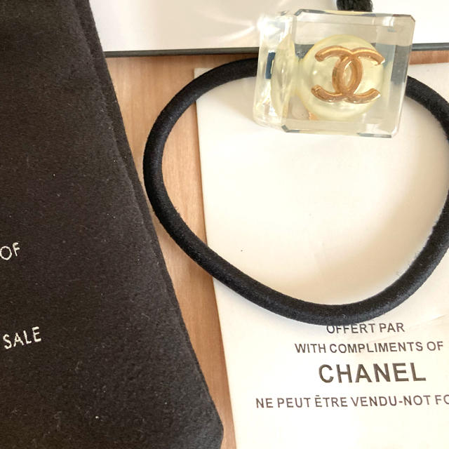 CHANEL(シャネル)の【新品】シャネル CHANEL パールヘアゴム《正規ノベルティ》 レディースのヘアアクセサリー(ヘアゴム/シュシュ)の商品写真