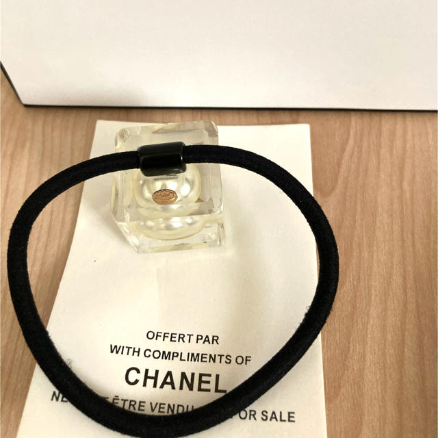 CHANEL(シャネル)の【新品】シャネル CHANEL パールヘアゴム《正規ノベルティ》 レディースのヘアアクセサリー(ヘアゴム/シュシュ)の商品写真