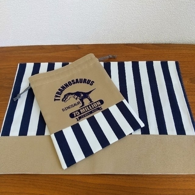 即購入可　給食セット　恐竜　巾着袋　ランチョンマット　入園　入学　男の子 ハンドメイドのキッズ/ベビー(外出用品)の商品写真