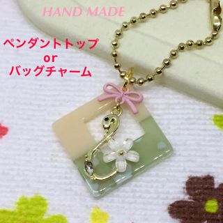 スクエア　白鳥フラワー　ペンダントトップ☆バッグチャーム☆ハンドメイド☆新品(ネックレス)