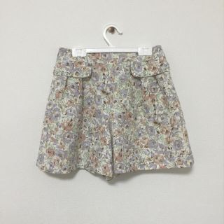 フェルゥ(Feroux)のビジュー花柄ショートパンツ キュロット(ショートパンツ)