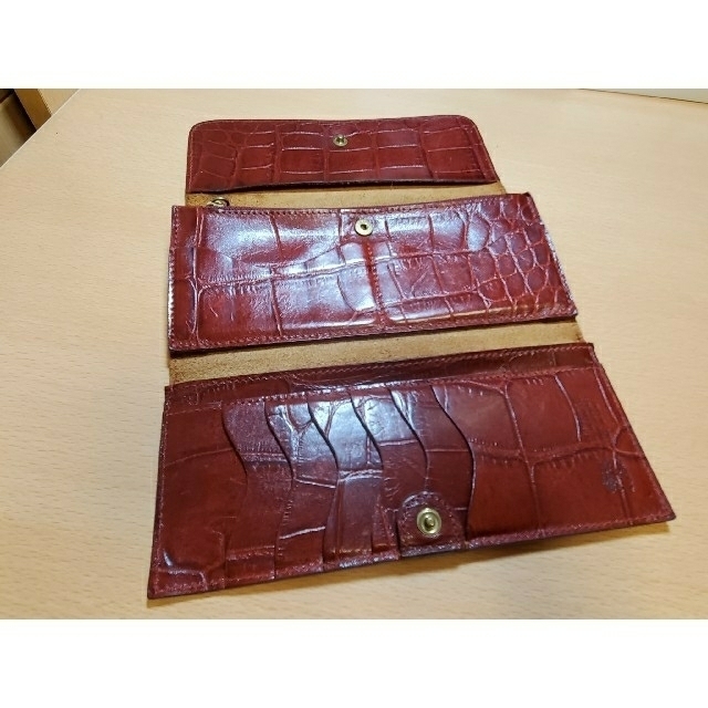 IL BISONTE(イルビゾンテ)のIL BISONTE　赤　クロコダイル　財布 レディースのファッション小物(財布)の商品写真