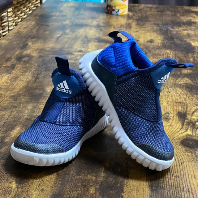 adidas(アディダス)のアディダス　スニーカー  男の子 キッズ/ベビー/マタニティのキッズ靴/シューズ(15cm~)(スニーカー)の商品写真