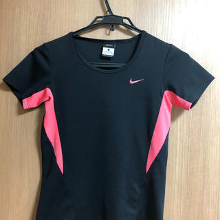 ナイキ(NIKE)の24  NIKE ナイキ Tシャツ　レディース　黒　ピンクライン(Tシャツ(半袖/袖なし))