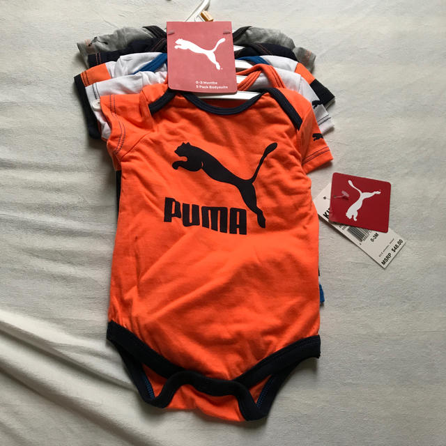 PUMA(プーマ)の送料込み！新品タグ付き　プーマロンパース5枚セット0-3M キッズ/ベビー/マタニティのベビー服(~85cm)(ロンパース)の商品写真