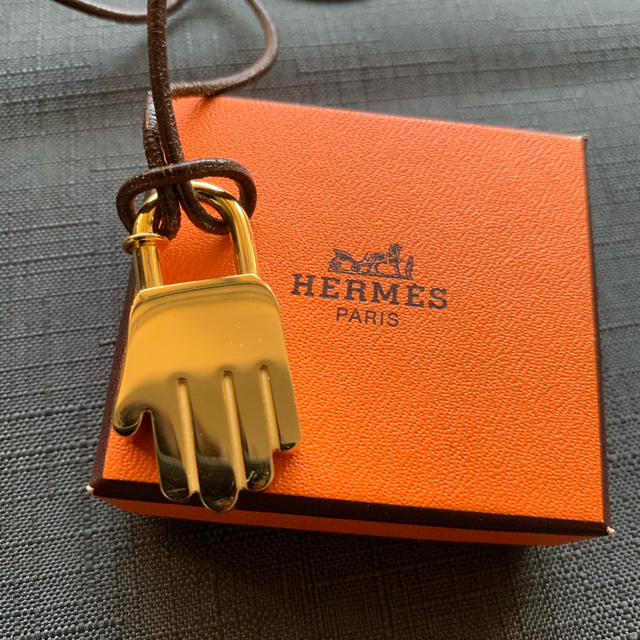 Hermes(エルメス)のエルメス カデナ 2002年限定 手 ハンドモチーフ　ゴールド レディースのアクセサリー(チャーム)の商品写真