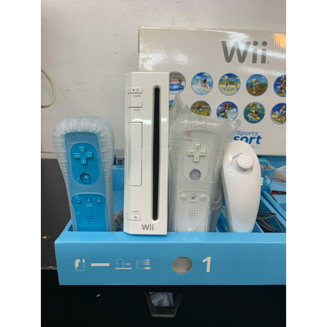 Wii(ウィー)の【最終値下げ】Wii ウィー 本体 リモコン2個 ヌンチャク1つ  エンタメ/ホビーのゲームソフト/ゲーム機本体(家庭用ゲーム機本体)の商品写真