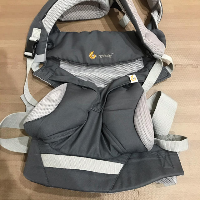 Ergobaby(エルゴベビー)のなぁみ様専用　エルゴ　360クールエアー　グレー キッズ/ベビー/マタニティの外出/移動用品(抱っこひも/おんぶひも)の商品写真