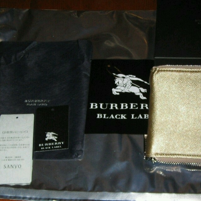 BURBERRY BLACK LABEL(バーバリーブラックレーベル)の新品バーバリーブラックレーベル本革ゴールド財布ラウンドジップ加工 小銭入付き メンズのファッション小物(折り財布)の商品写真