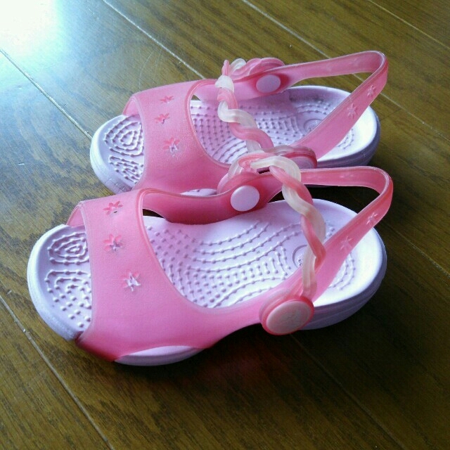 crocs(クロックス)のHA◎様未使用クロックスピンクサンダル  キッズ/ベビー/マタニティのベビー靴/シューズ(~14cm)(サンダル)の商品写真