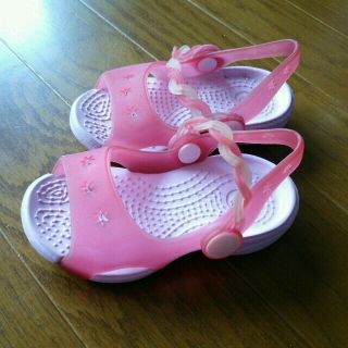 クロックス(crocs)のHA◎様未使用クロックスピンクサンダル (サンダル)