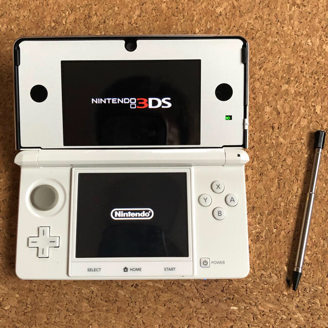 ニンテンドー3DS(ニンテンドー3DS)のLEON様専用　3DS  本体　ホワイト エンタメ/ホビーのゲームソフト/ゲーム機本体(携帯用ゲーム機本体)の商品写真