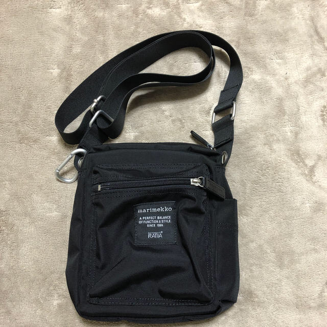 marimekko(マリメッコ)のマリメッコ ショルダーバッグ  黒 レディースのバッグ(ショルダーバッグ)の商品写真