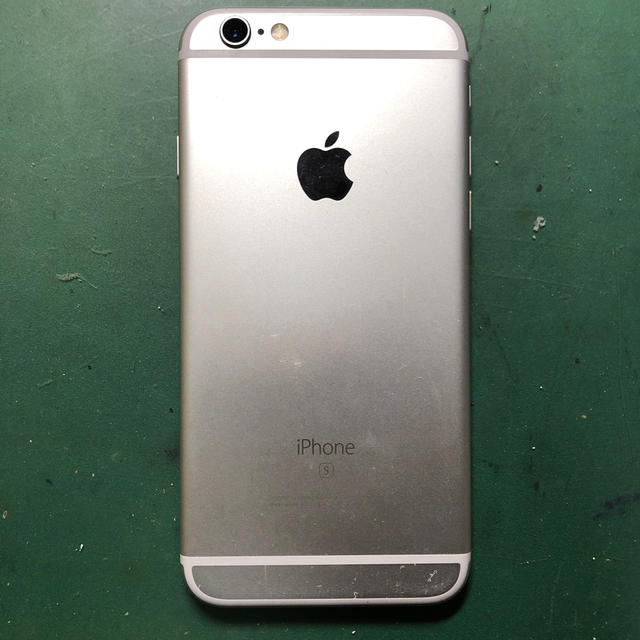 Apple(アップル)のiPhone 6s Silver 64 GB docomo スマホ/家電/カメラのスマートフォン/携帯電話(スマートフォン本体)の商品写真